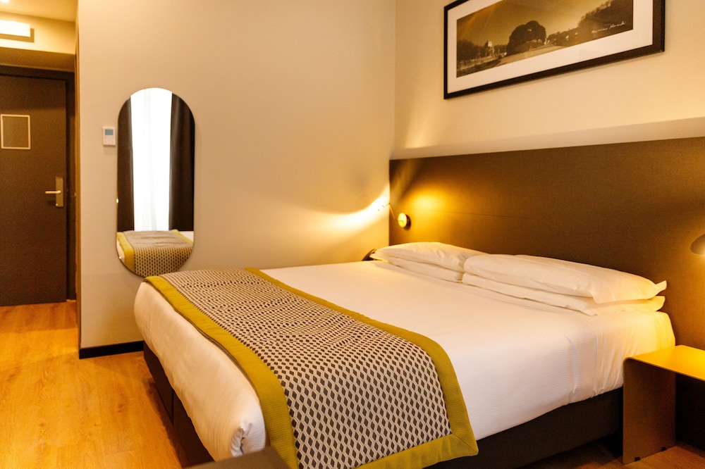 The Cross Hotel — Hotel rooms in Rome, Lazio