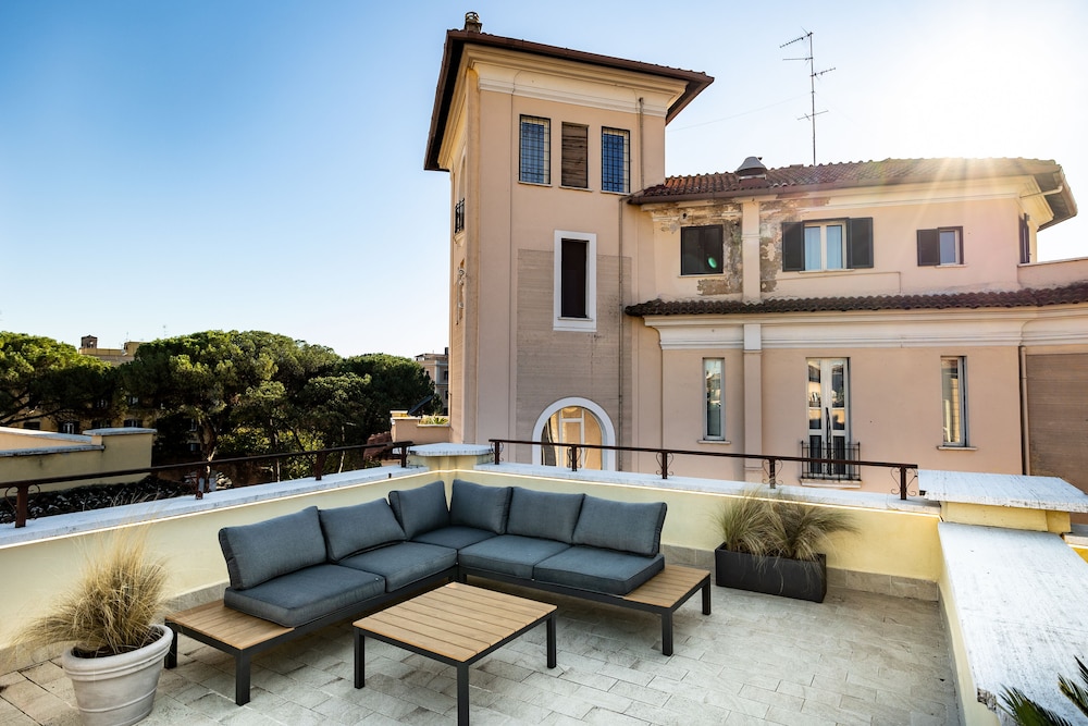 The Cross Hotel — Hotel building in Rome, Lazio
