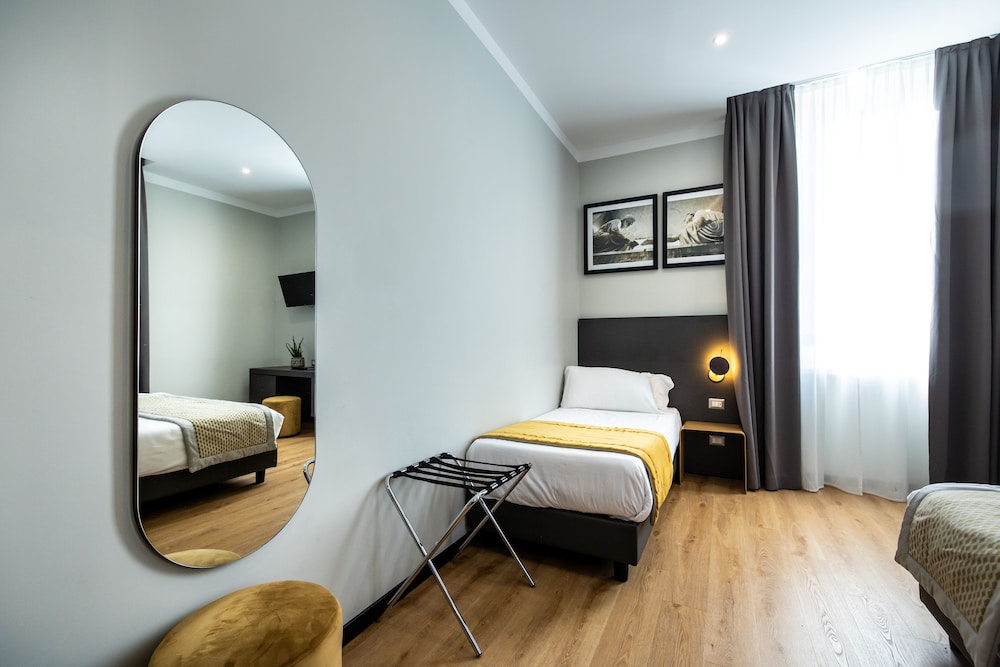 The Cross Hotel — Hotel rooms in Rome, Lazio