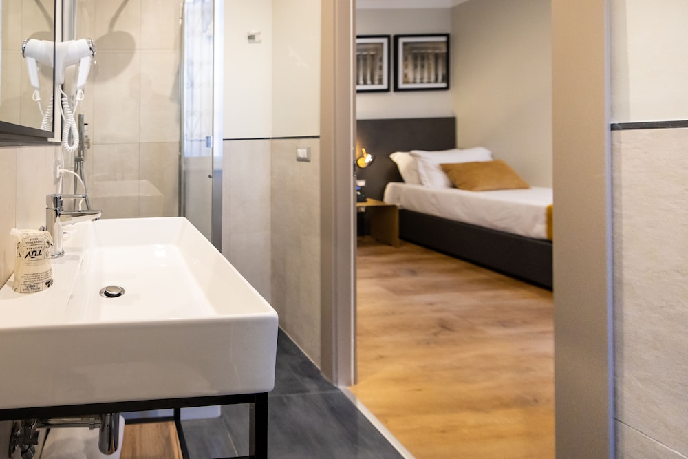 The Cross Hotel — Hotel rooms in Rome, Lazio