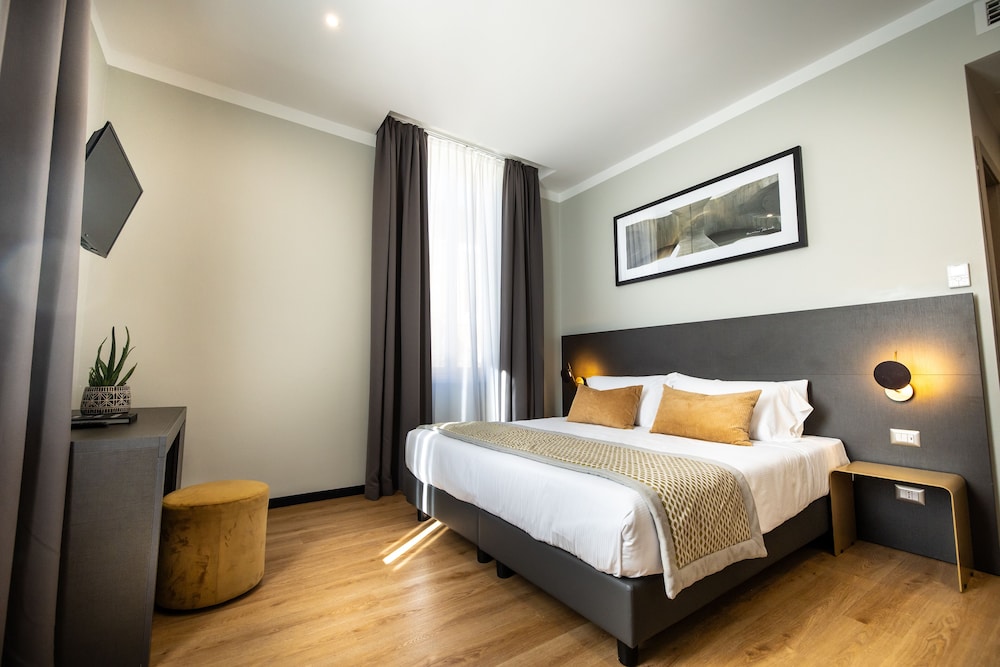 The Cross Hotel — Hotel rooms in Rome, Lazio
