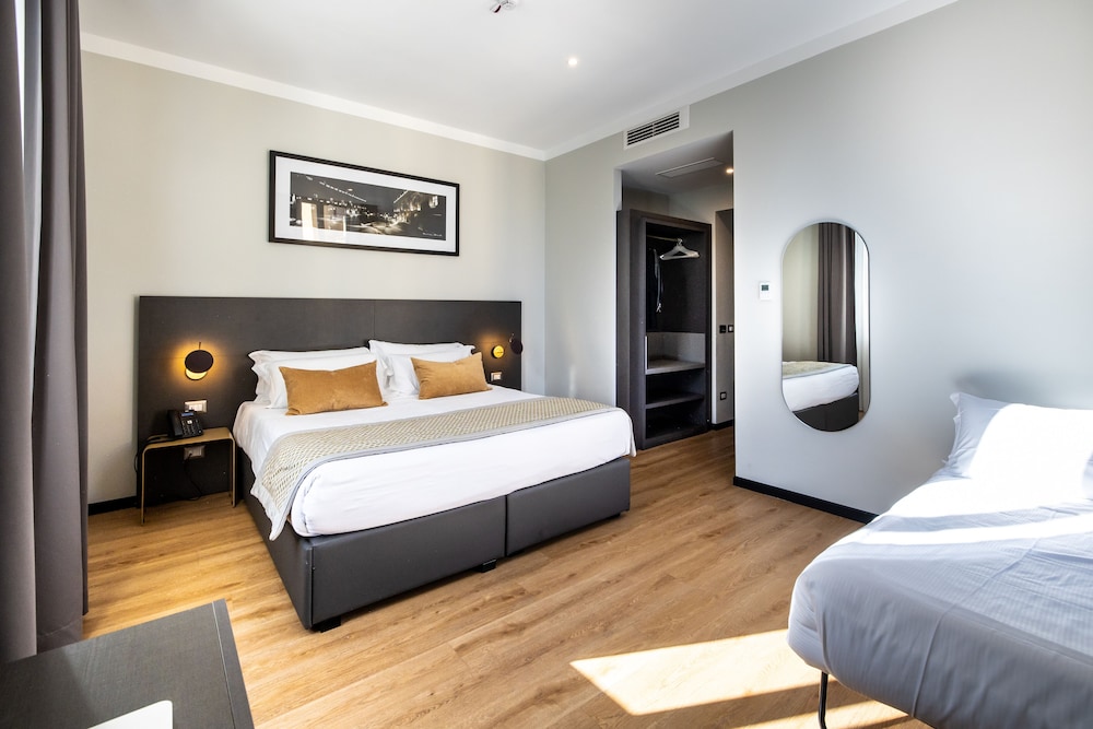 The Cross Hotel — Hotel rooms in Rome, Lazio