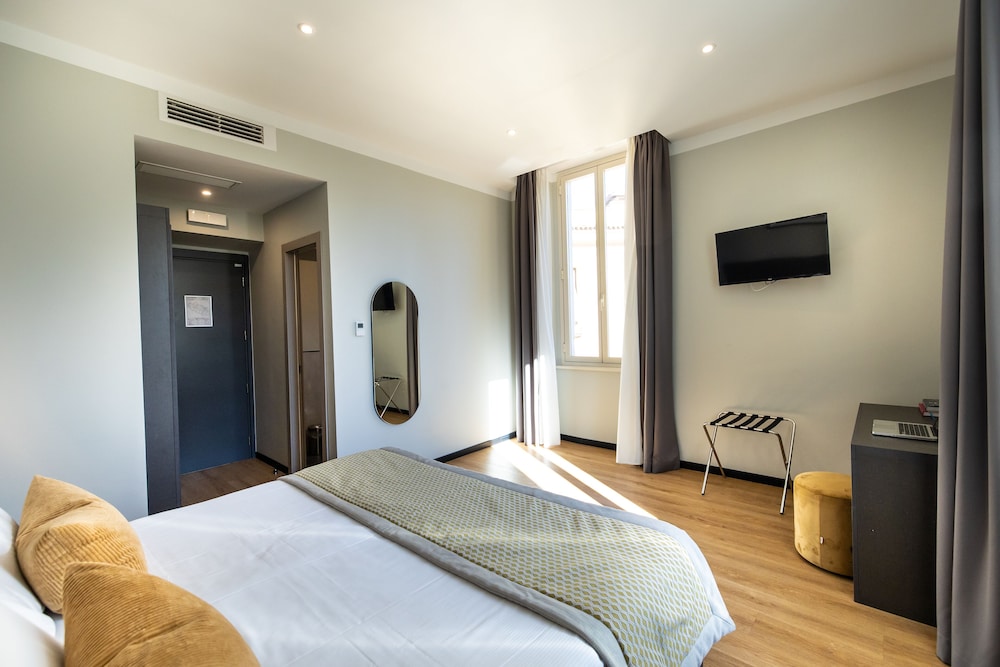 The Cross Hotel — Hotel rooms in Rome, Lazio