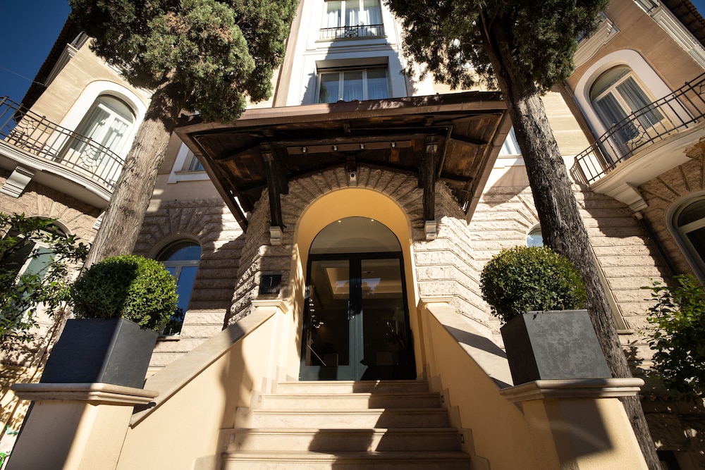 The Cross Hotel — Hotel building in Rome, Lazio