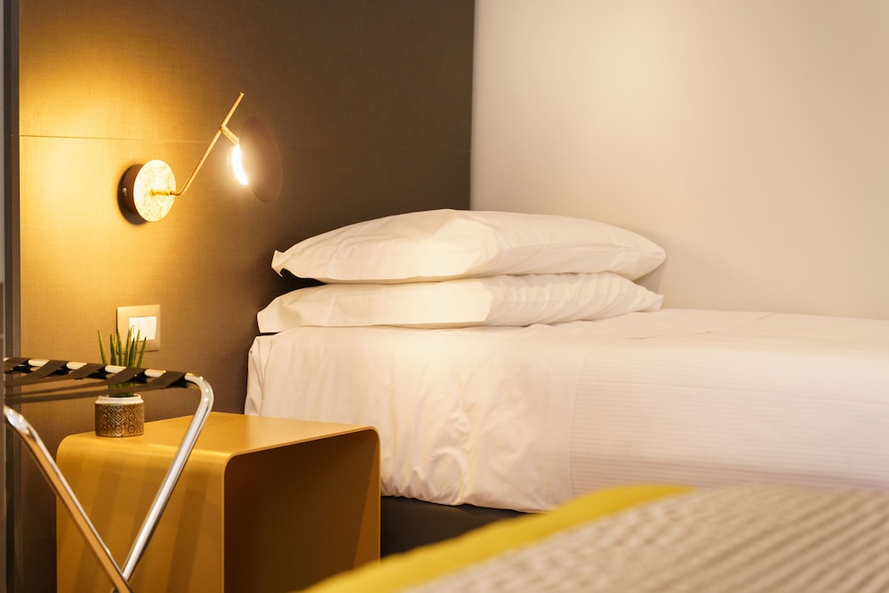 The Cross Hotel — Hotel rooms in Rome, Lazio