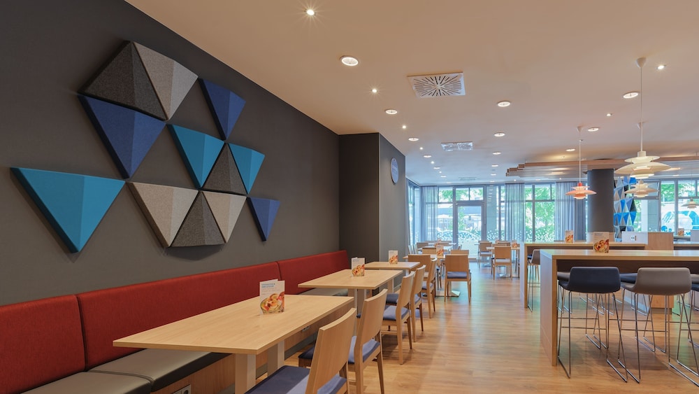 Holiday Inn Express Berlin City Centre by IHG — Restaurant & bars in Berlin, Berlin