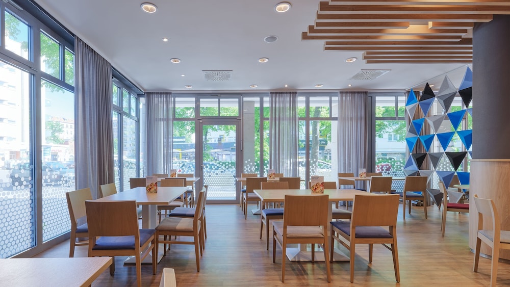 Holiday Inn Express Berlin City Centre by IHG — Restaurant & bars in Berlin, Berlin