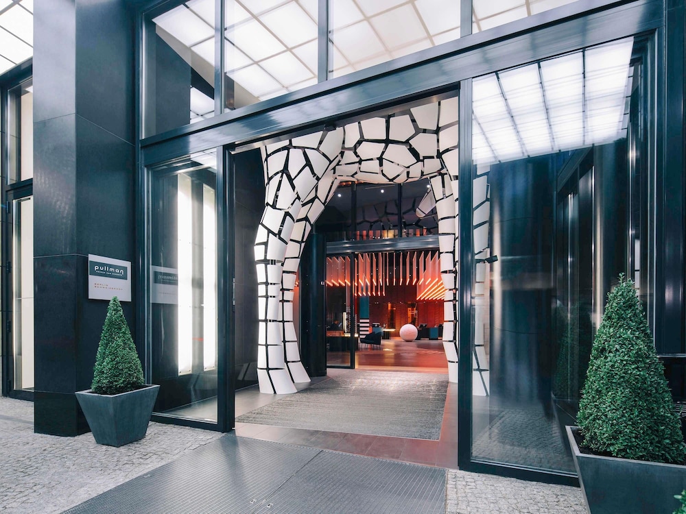 Pullman Berlin Schweizerhof — Hotel building in Berlin, Berlin