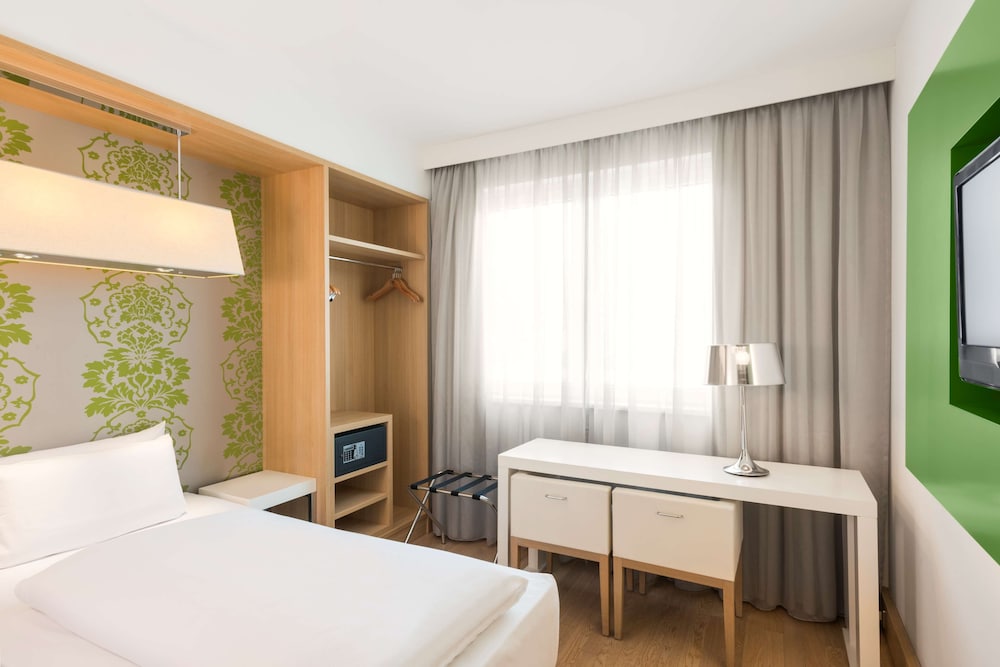 NH Berlin Potsdamer Platz — Hotel rooms in Berlin, Berlin