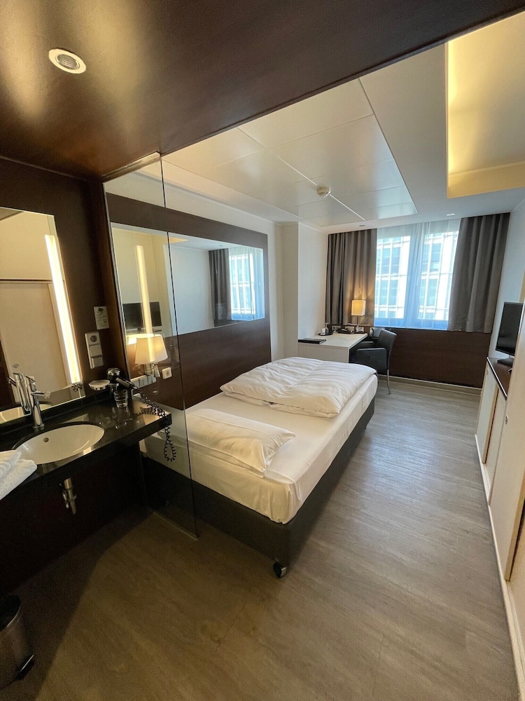 Park Inn by Radisson Berlin Alexanderplatz — Hotel rooms in Berlin, Berlin