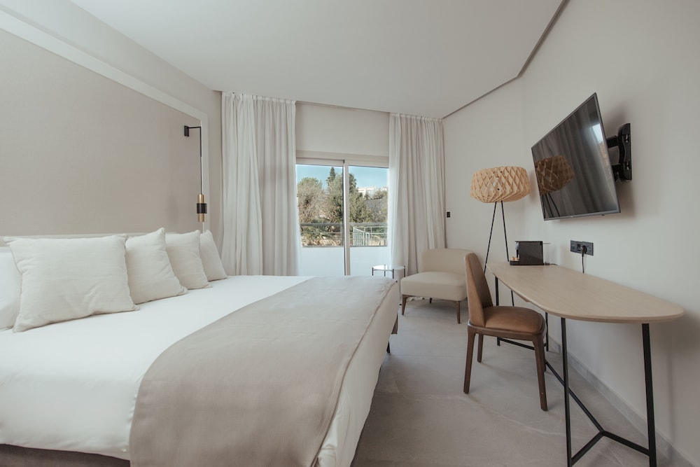 Atlantica Bay Hotel - Adults Only — Hotel rooms in Limassol, Limassol Region