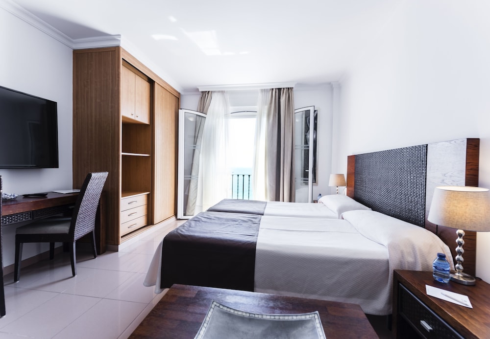 Toboso Apar-Turis — Hotel rooms in Nerja, Andalusia