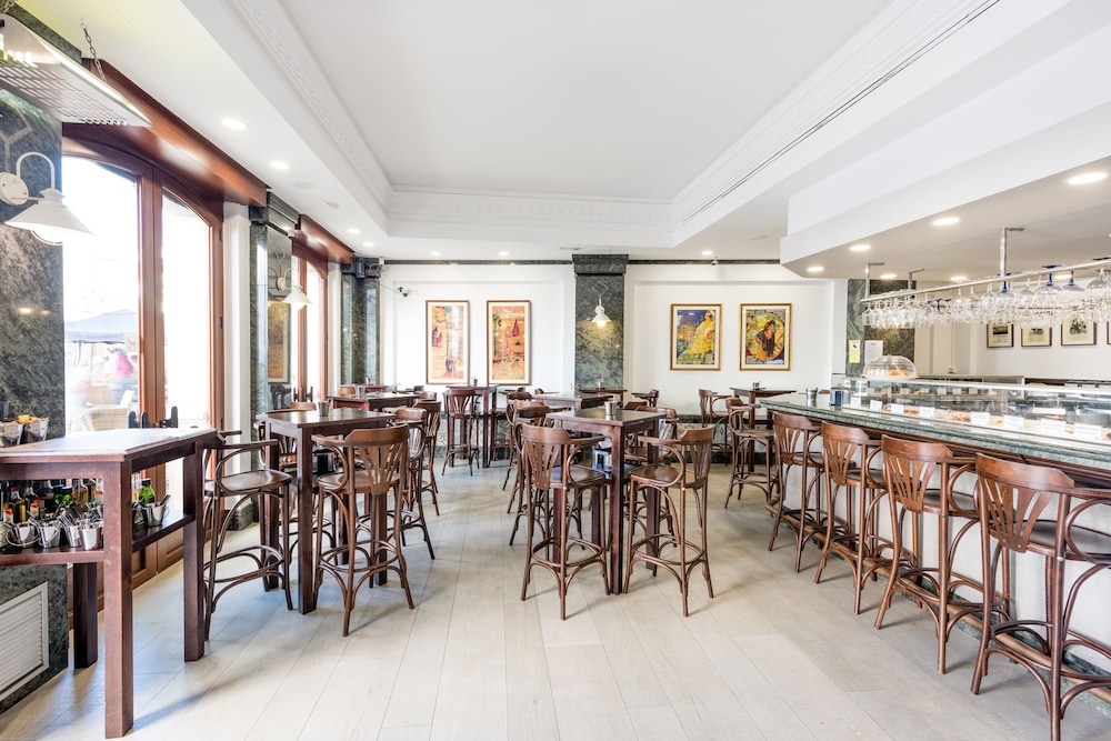 Toboso Apar-Turis — Restaurant & bars in Nerja, Andalusia