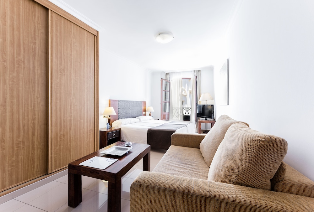 Toboso Apar-Turis — Hotel rooms in Nerja, Andalusia