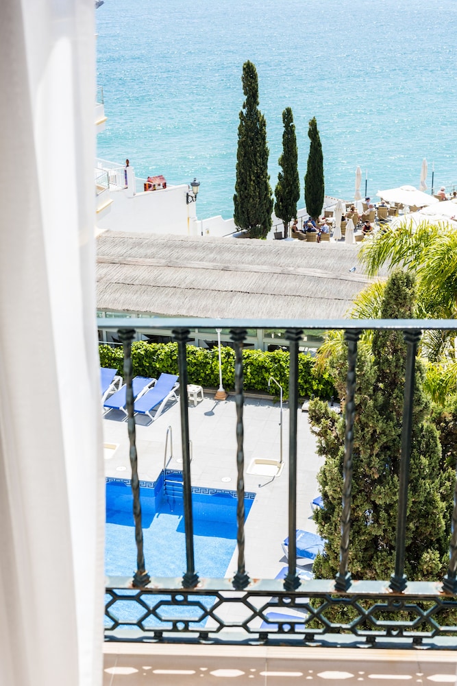 Toboso Apar-Turis — Hotel rooms in Nerja, Andalusia