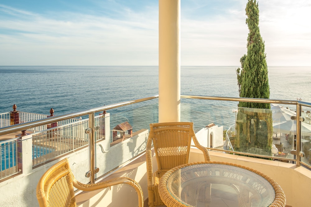Toboso Apar-Turis — Hotel rooms in Nerja, Andalusia