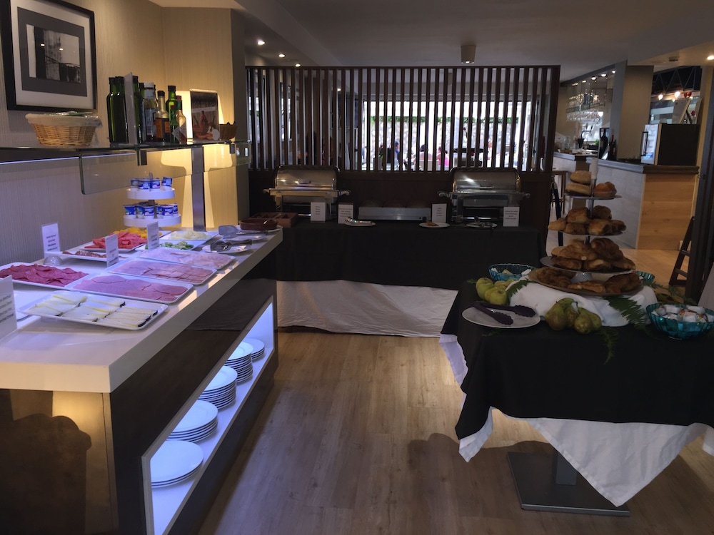 Puerto Azul Marbella — Restaurant & bars in Marbella, Andalusia