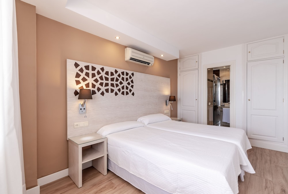 Puerto Azul Marbella — Hotel rooms in Marbella, Andalusia