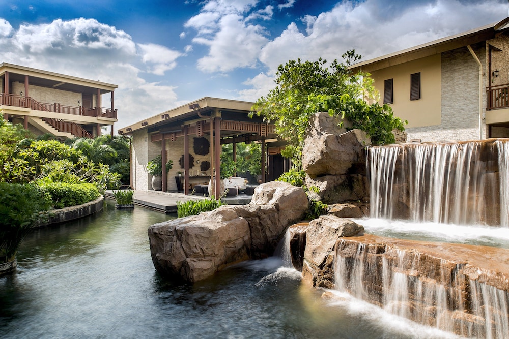 Centara Grand Mirage Beach Resort Pattaya — Hotel building in Pattaya, Chonburi