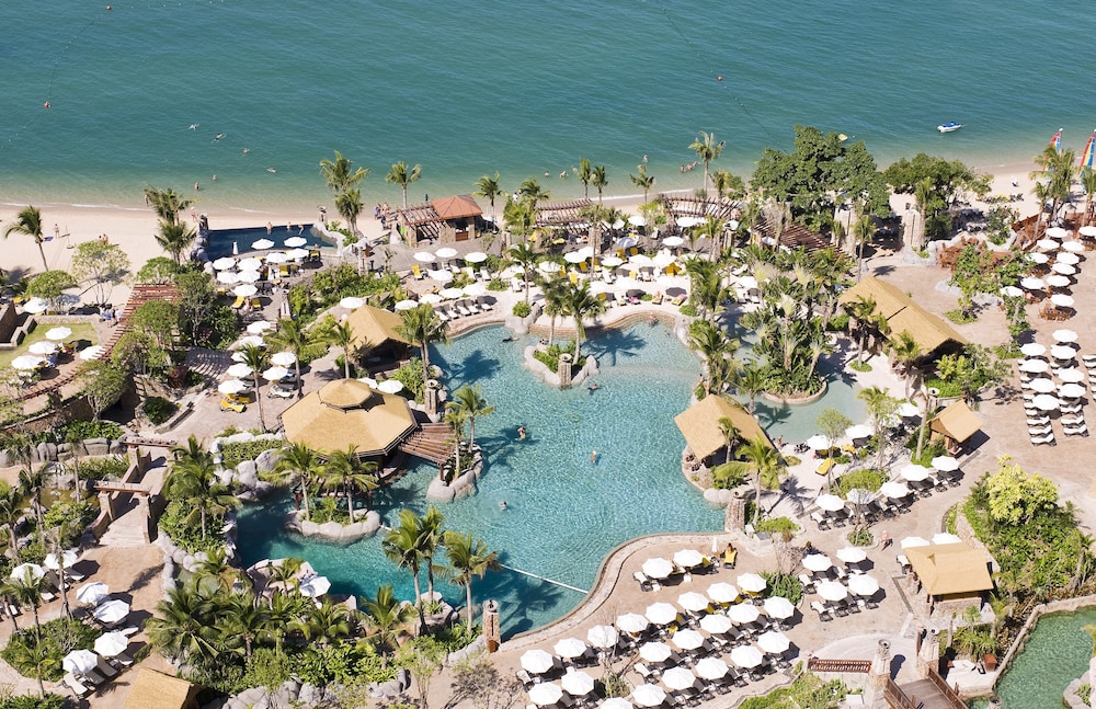 Centara Grand Mirage Beach Resort Pattaya — Swimming pool in Pattaya, Chonburi