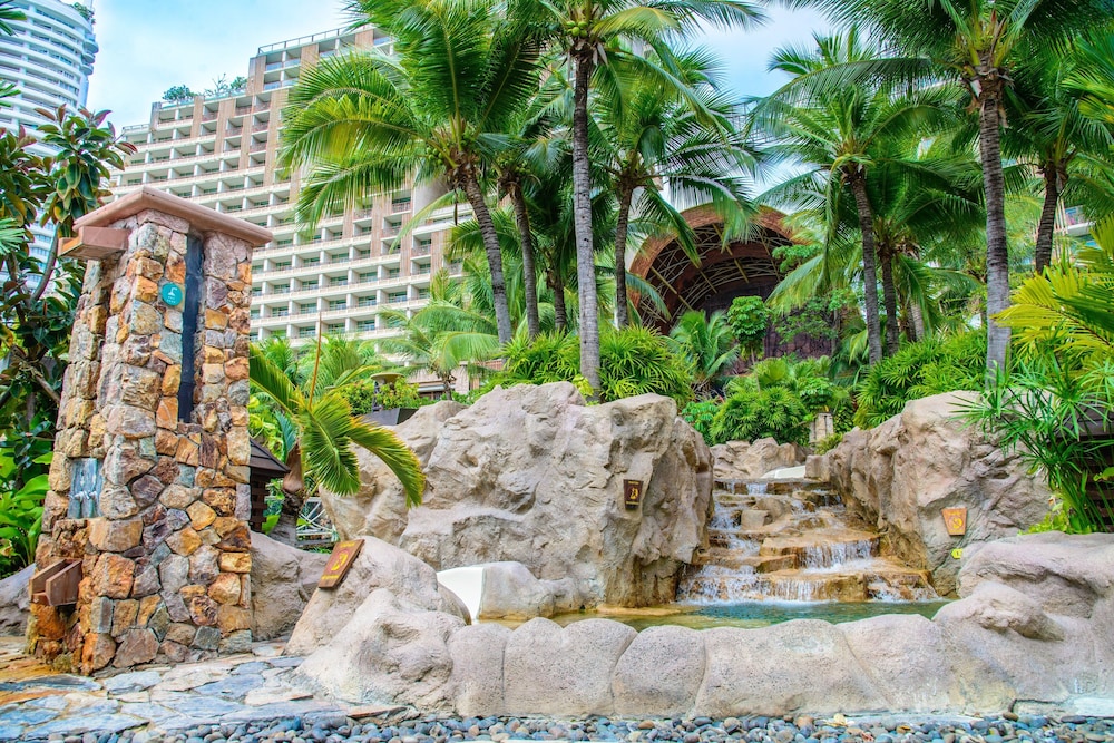 Centara Grand Mirage Beach Resort Pattaya — Hotel building in Pattaya, Chonburi