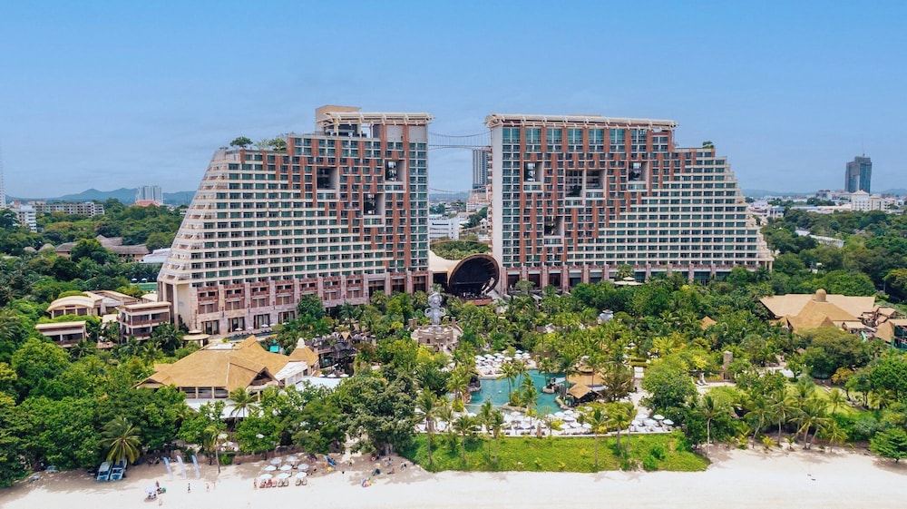 Centara Grand Mirage Beach Resort Pattaya — Hotel building in Pattaya, Chonburi