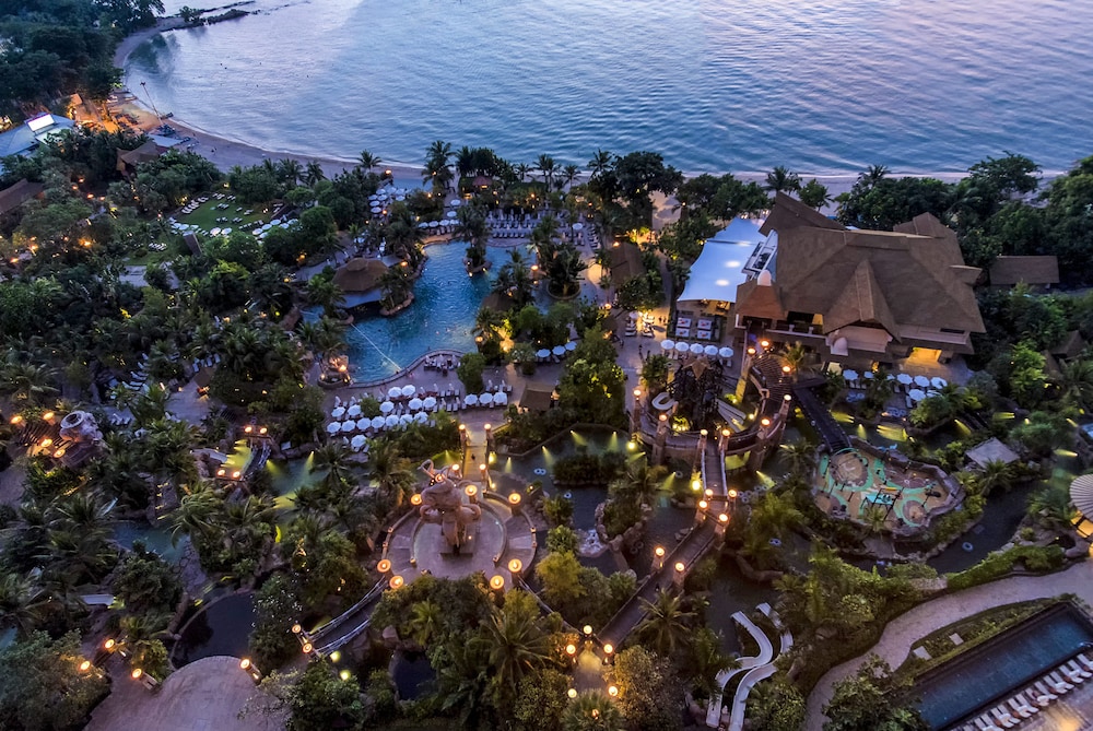 Centara Grand Mirage Beach Resort Pattaya — Swimming pool in Pattaya, Chonburi