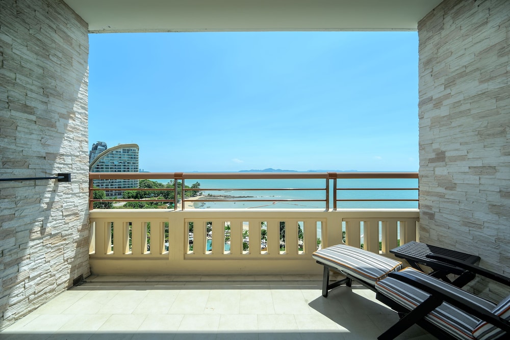 Centara Grand Mirage Beach Resort Pattaya — Hotel rooms in Pattaya, Chonburi