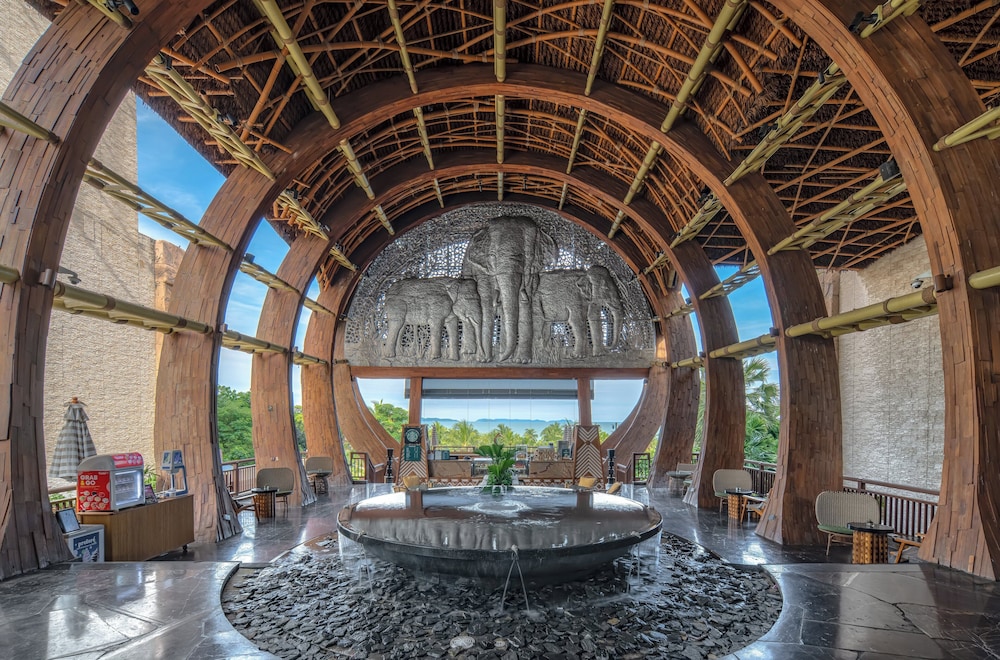 Centara Grand Mirage Beach Resort Pattaya — Hotel building in Pattaya, Chonburi