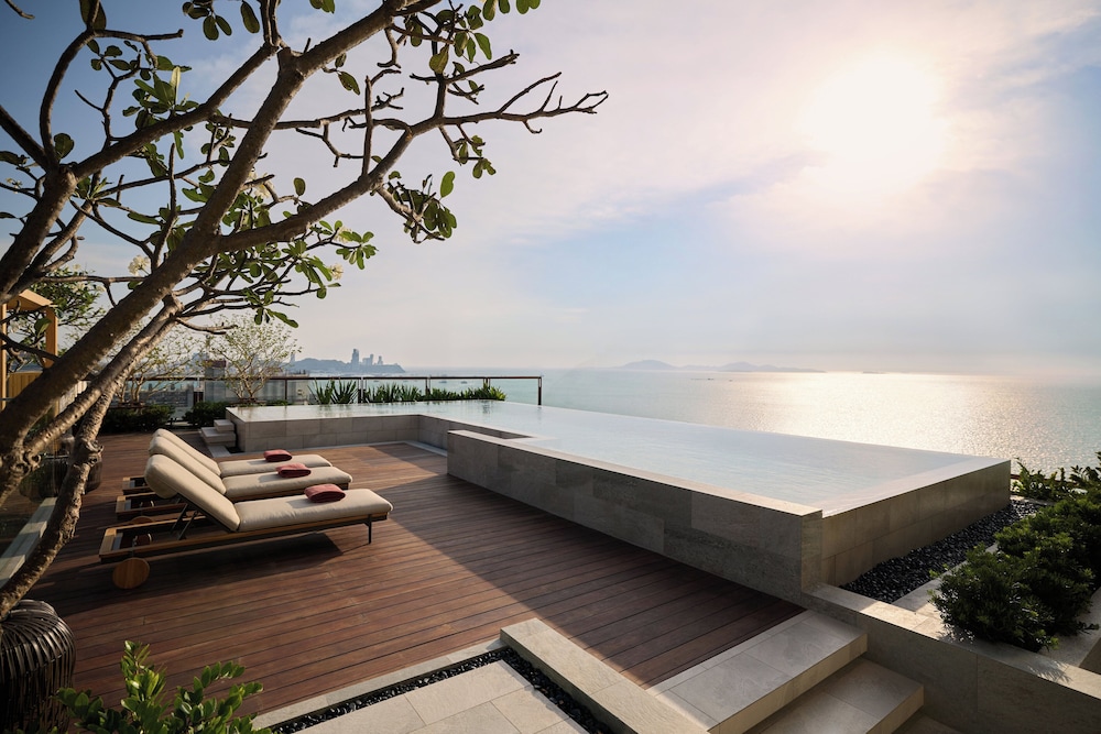 Centara Grand Mirage Beach Resort Pattaya — Swimming pool in Pattaya, Chonburi