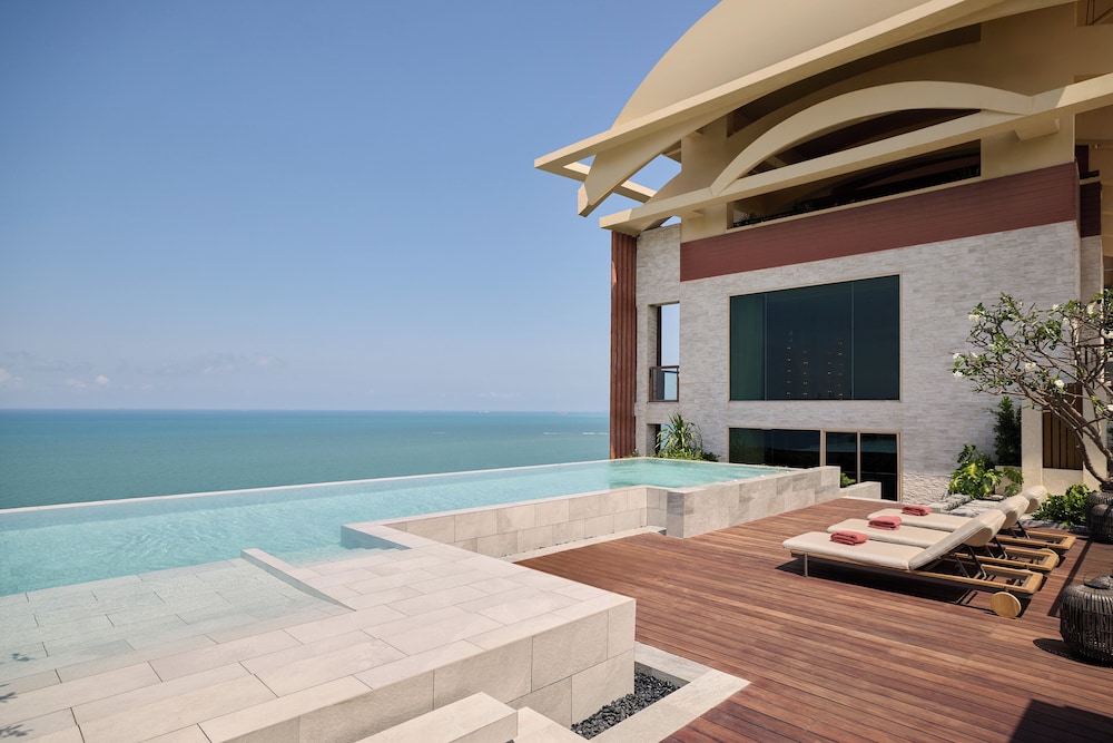 Centara Grand Mirage Beach Resort Pattaya — Swimming pool in Pattaya, Chonburi