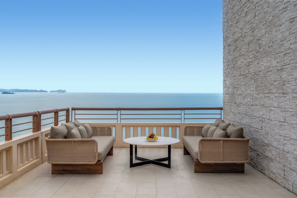 Centara Grand Mirage Beach Resort Pattaya — Hotel rooms in Pattaya, Chonburi