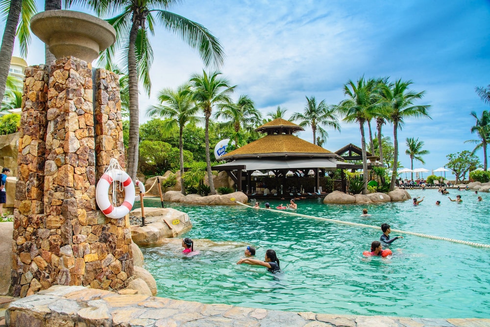 Centara Grand Mirage Beach Resort Pattaya — Swimming pool in Pattaya, Chonburi