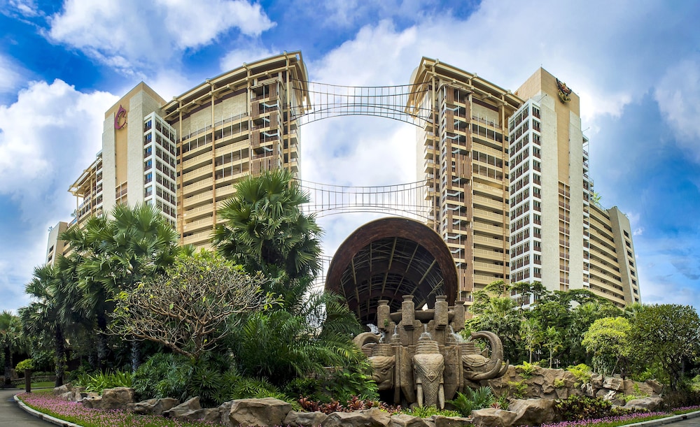 Centara Grand Mirage Beach Resort Pattaya — Hotel building in Pattaya, Chonburi
