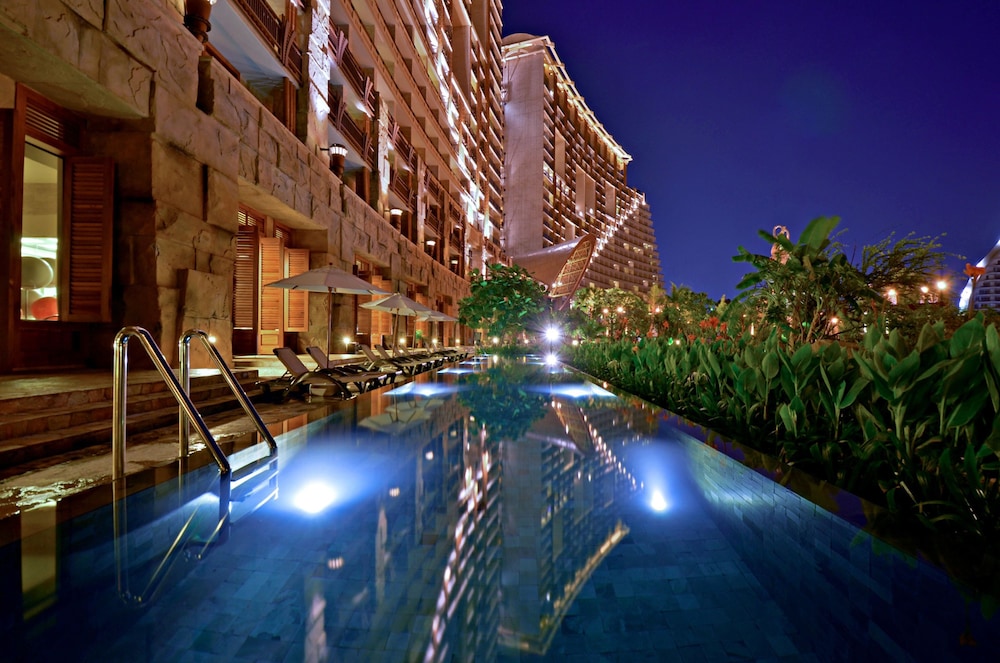 Centara Grand Mirage Beach Resort Pattaya — Swimming pool in Pattaya, Chonburi