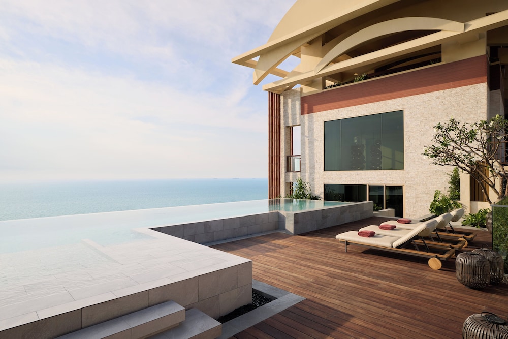 Centara Grand Mirage Beach Resort Pattaya — Swimming pool in Pattaya, Chonburi
