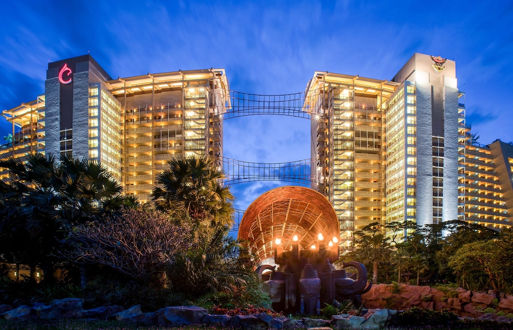 Centara Grand Mirage Beach Resort Pattaya — Hotel building in Pattaya, Chonburi