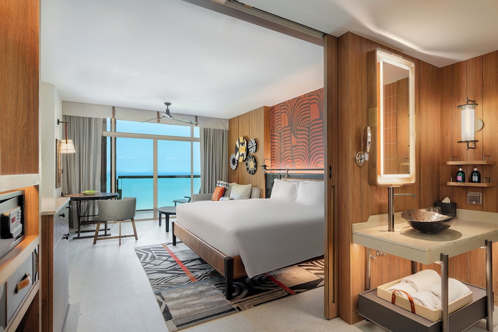 Centara Grand Mirage Beach Resort Pattaya — Hotel rooms in Pattaya, Chonburi