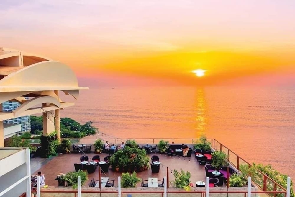 Centara Grand Mirage Beach Resort Pattaya — Restaurant & bars in Pattaya, Chonburi