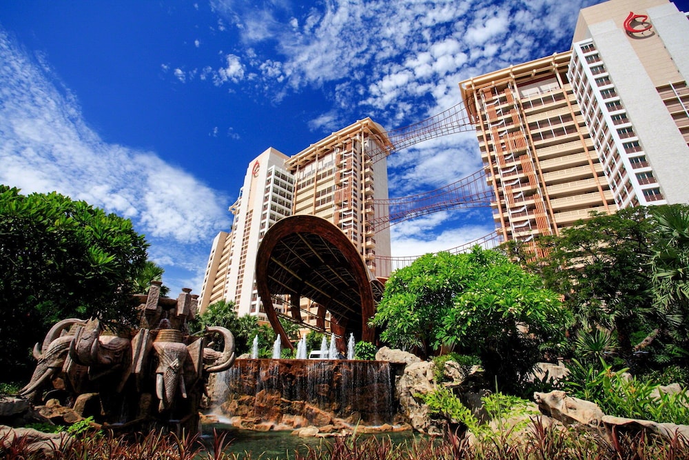 Centara Grand Mirage Beach Resort Pattaya — Hotel building in Pattaya, Chonburi