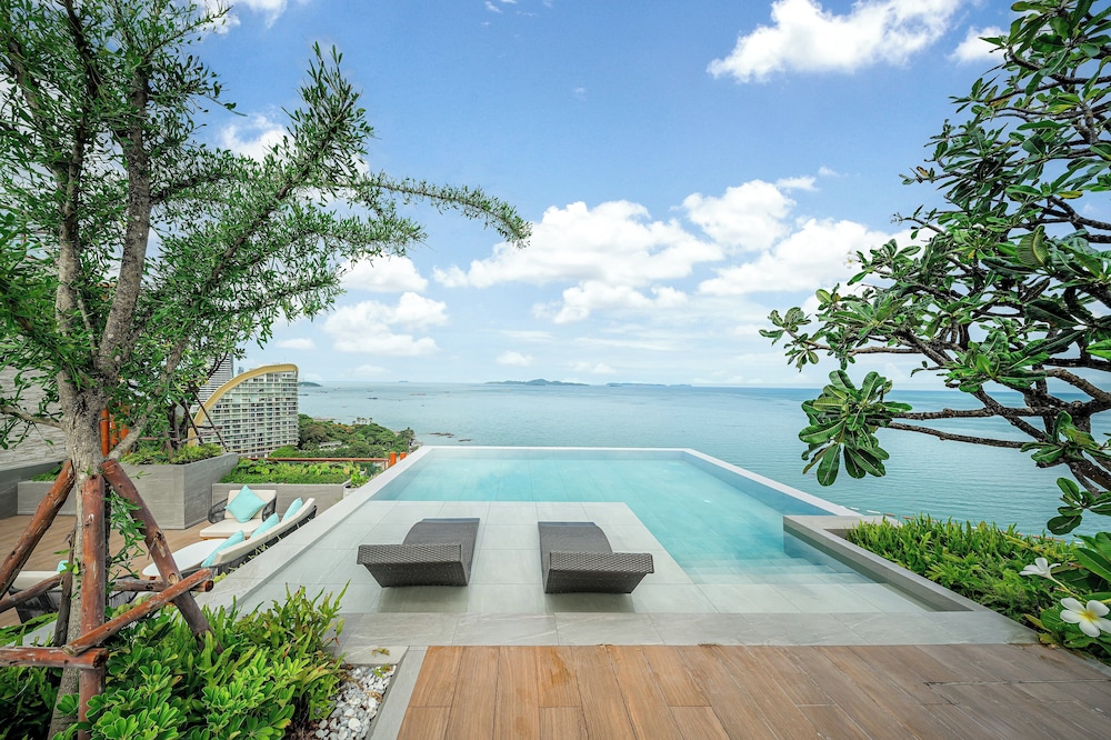 Centara Grand Mirage Beach Resort Pattaya — Swimming pool in Pattaya, Chonburi