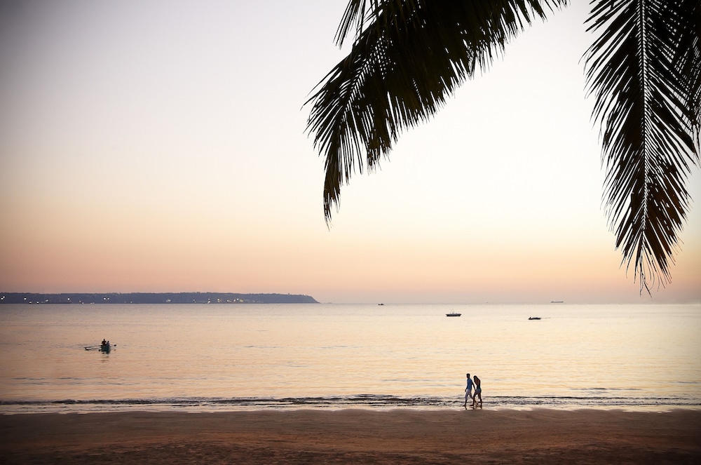 Taj Cidade de Goa Heritage, Goa — Beach in Dona Paula, Goa