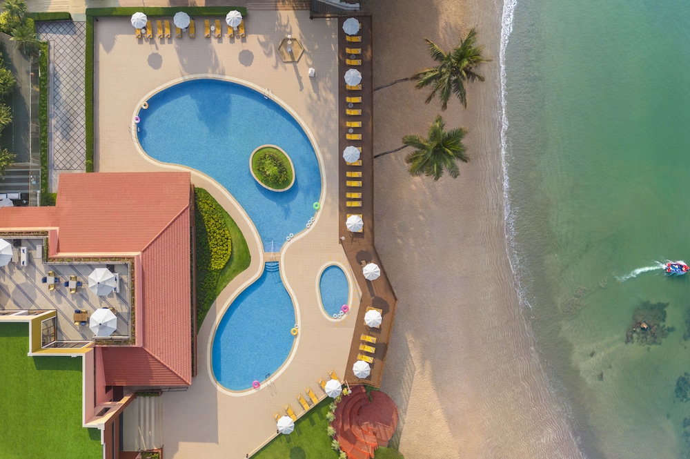 Taj Cidade de Goa Heritage, Goa — Swimming pool in Dona Paula, Goa