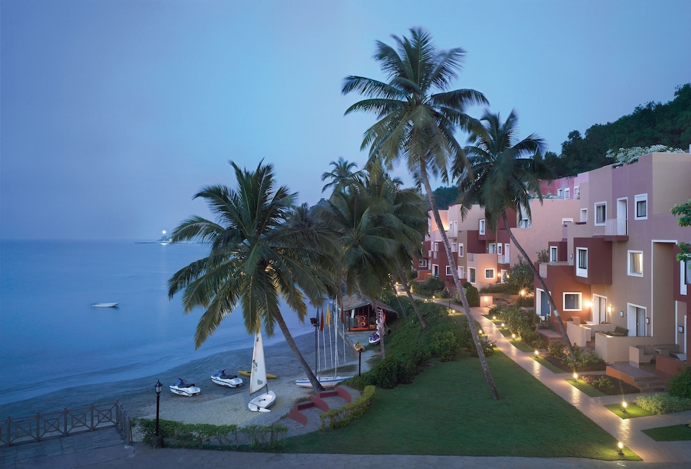 Taj Cidade de Goa Heritage, Goa — Beach in Dona Paula, Goa