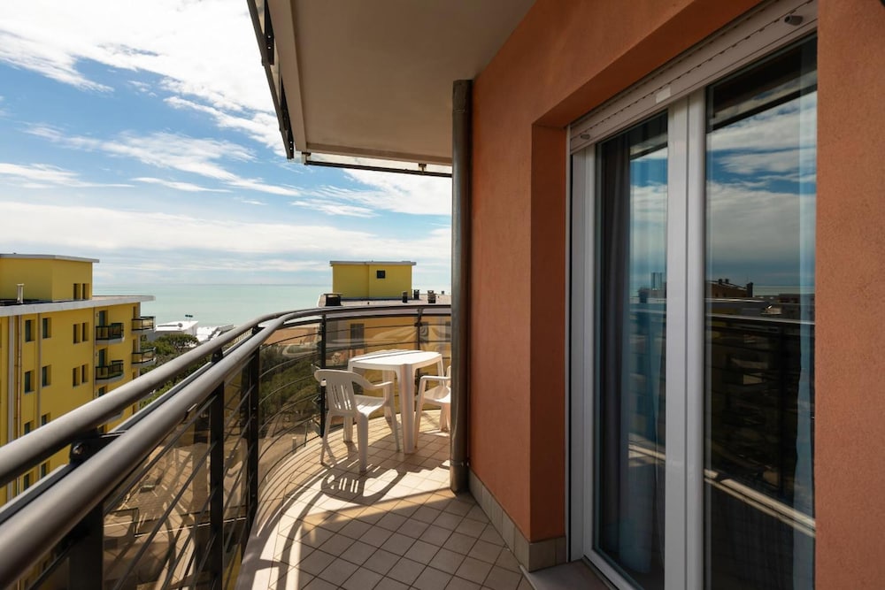 Aparthotel Sheila — Hotel rooms in Jesolo, Veneto