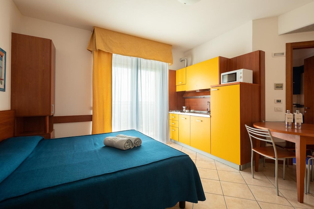 Aparthotel Sheila — Hotel rooms in Jesolo, Veneto