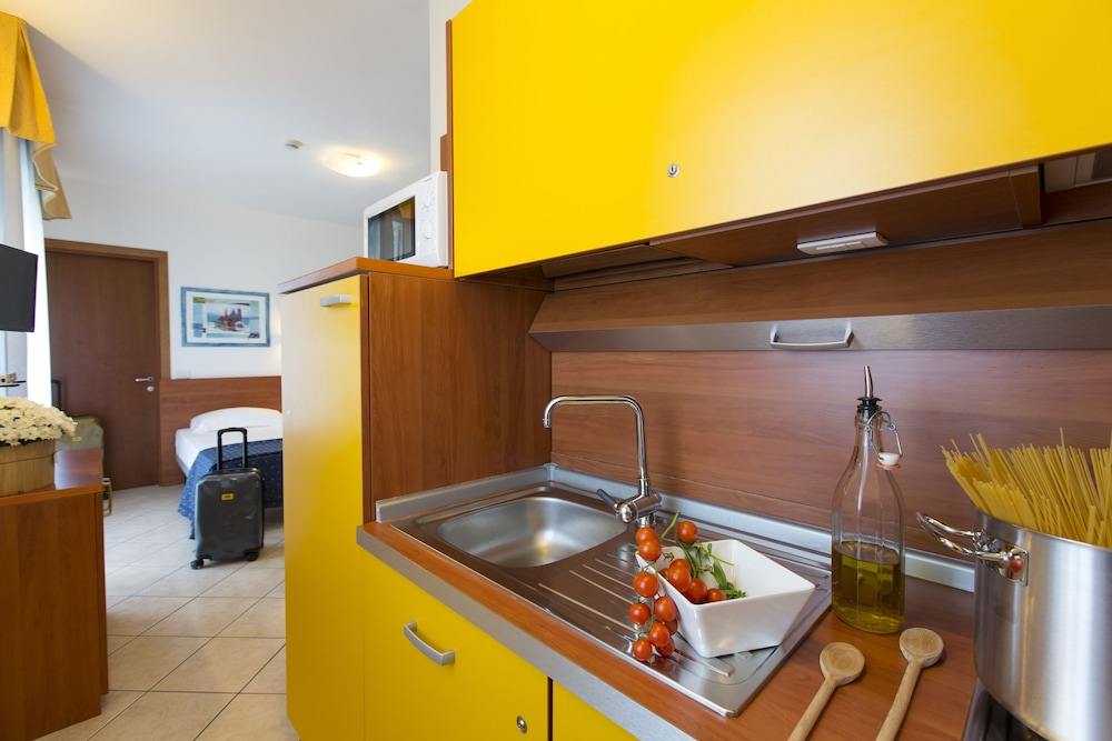 Aparthotel Sheila — Hotel rooms in Jesolo, Veneto
