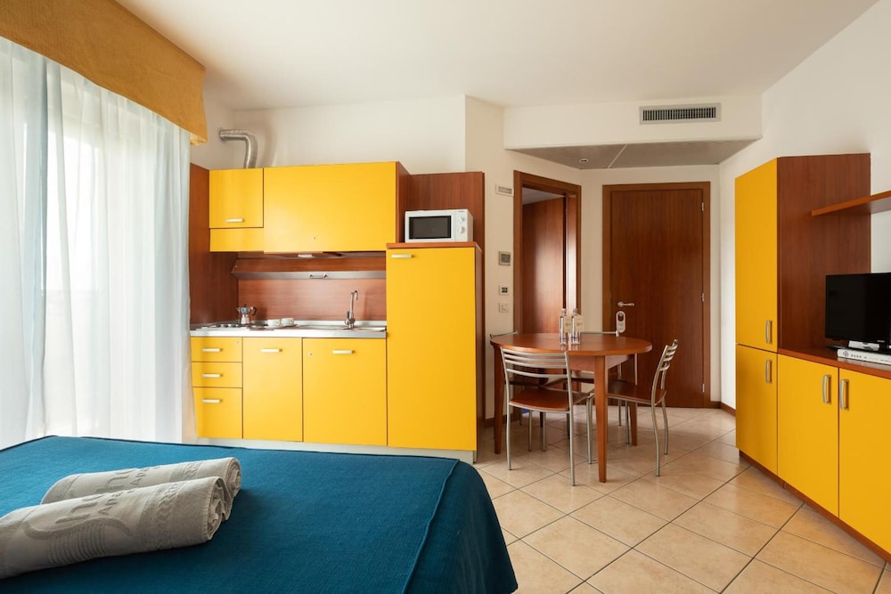 Aparthotel Sheila — Hotel rooms in Jesolo, Veneto