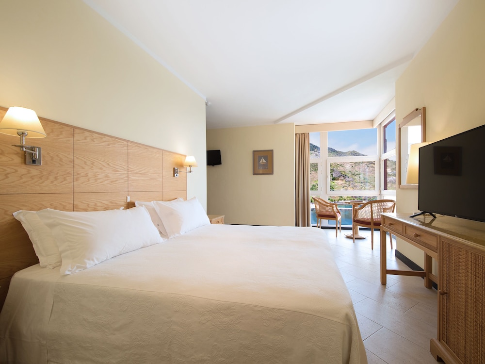 Baía Madeira Hotel — Hotel rooms in Machico, Madeira