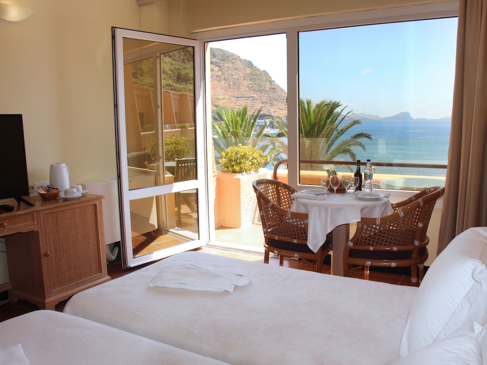 Baía Madeira Hotel — Hotel rooms in Machico, Madeira